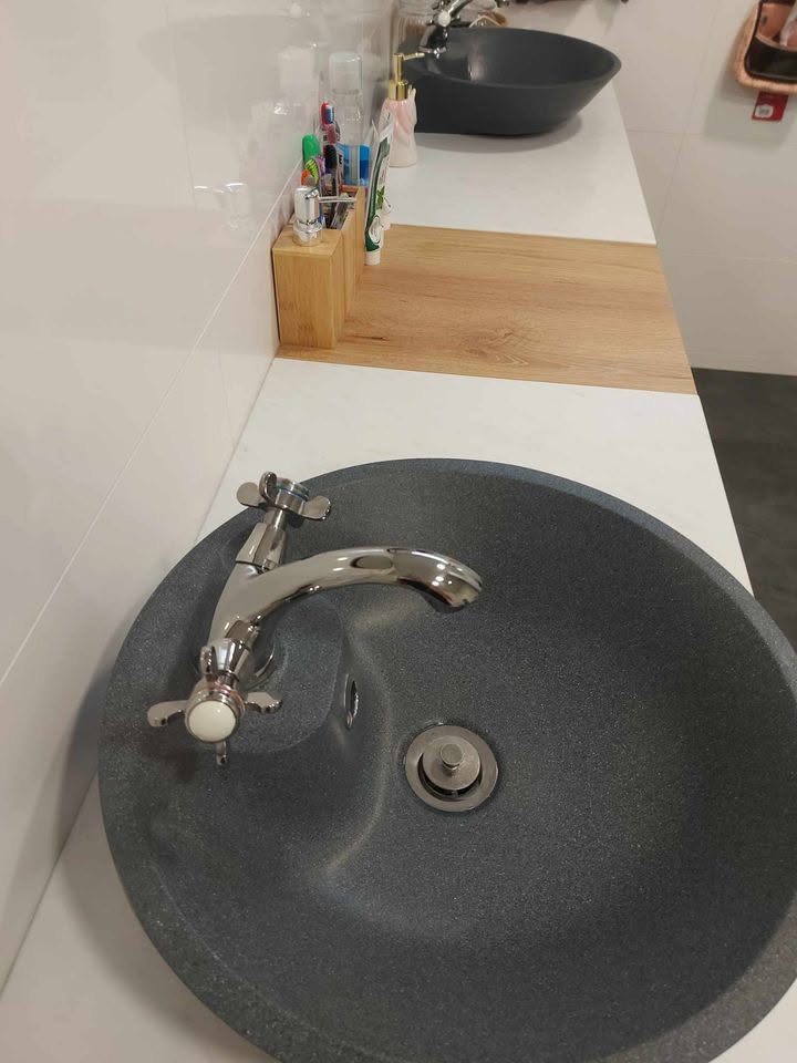 Detajlno očiščen umivalnik