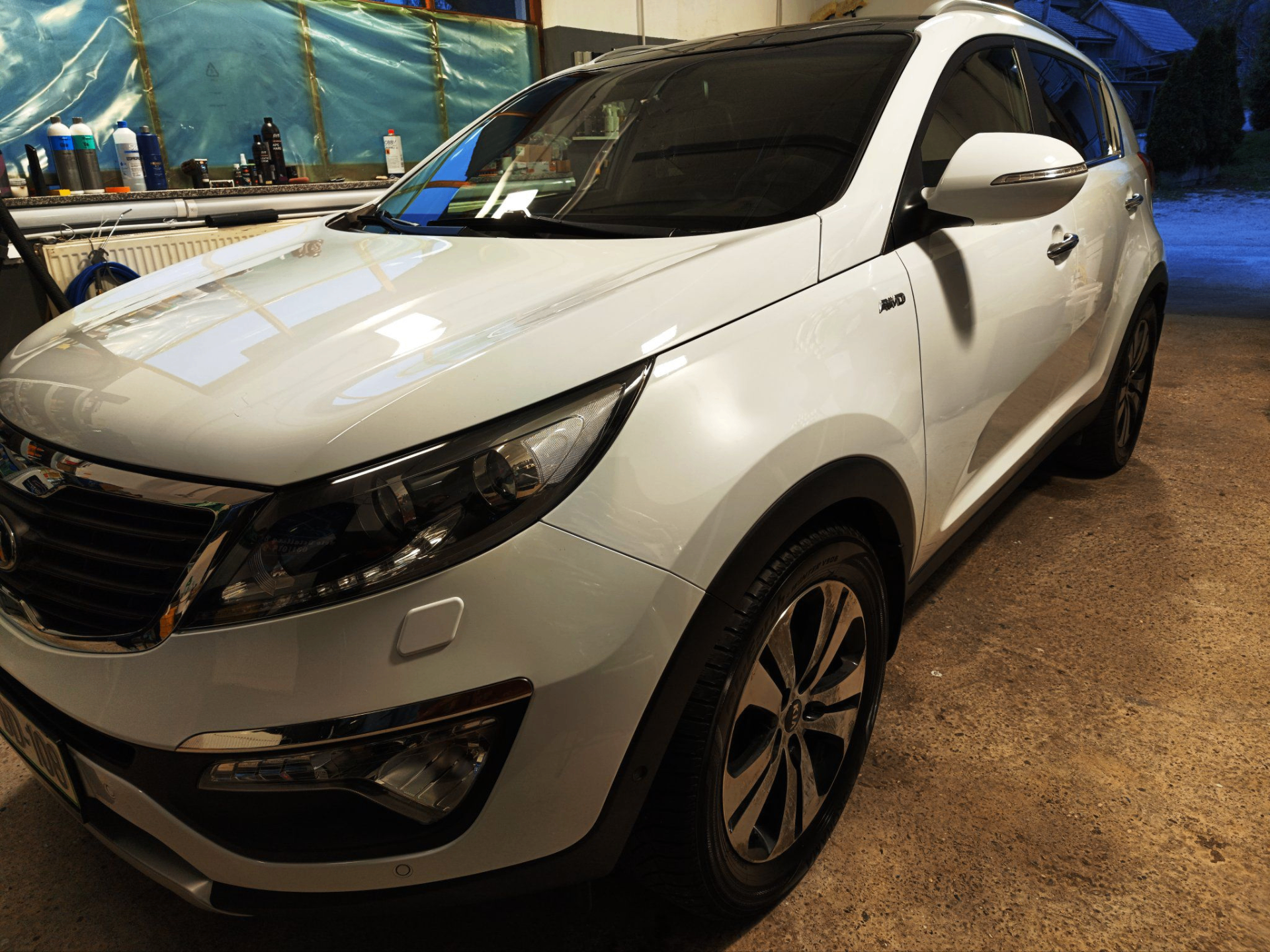 Profesionalno očiščen bel SUV