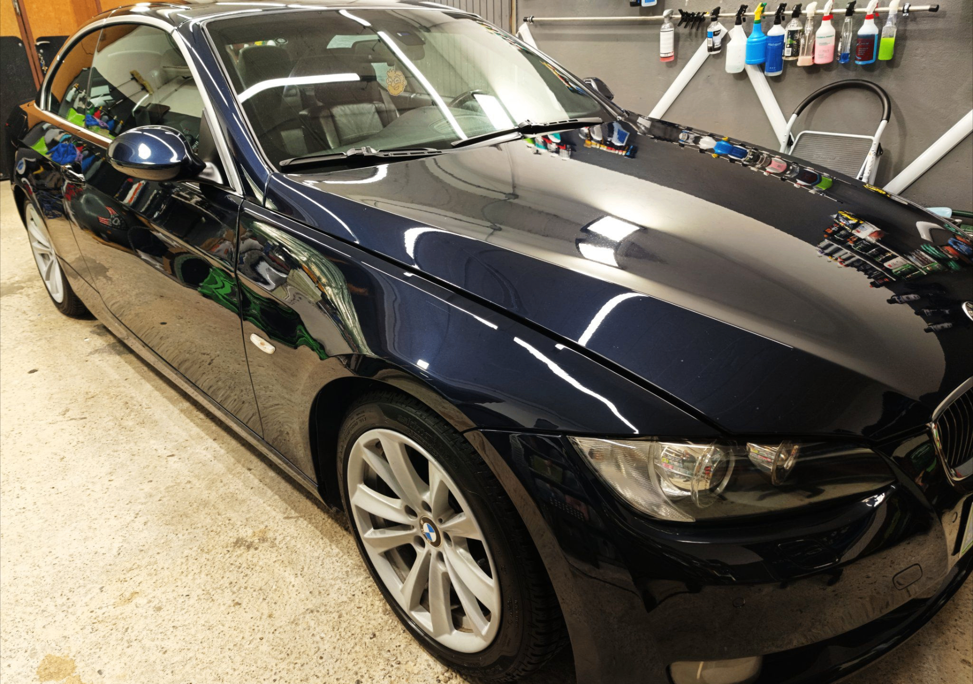 Spoliran temno moder BMW